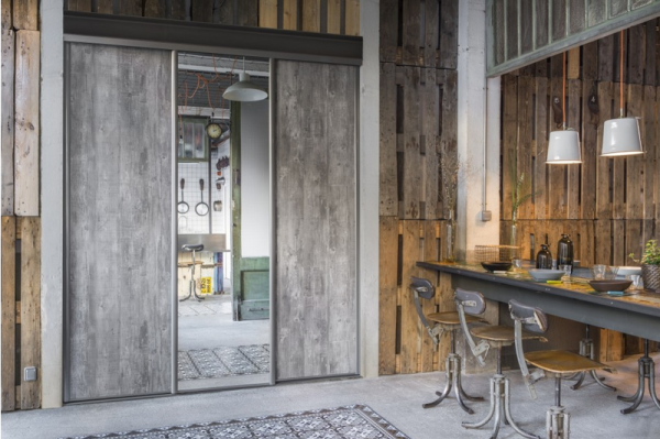 Porte Diva
Béton brut et Miroir Argent - Profil Smart Anodisé Gris .